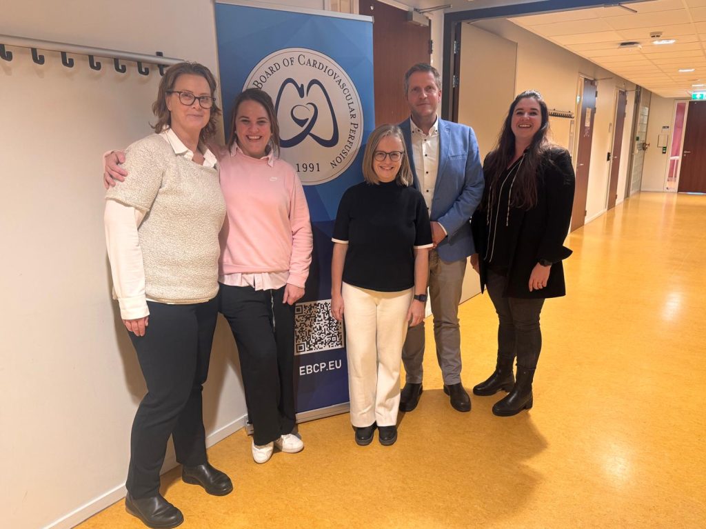 Samen met Arnold van Oostrum, opleider Klinische Perfusie, verwelkomden Lindy en San-Mari namens de NeSECC de EBCP-auditcommissie. Samen met Arnold van Oostrum, opleider Klinische Perfusie, verwelkomden Lindy en San-Mari namens de NeSECC de EBCP-auditcommissie.